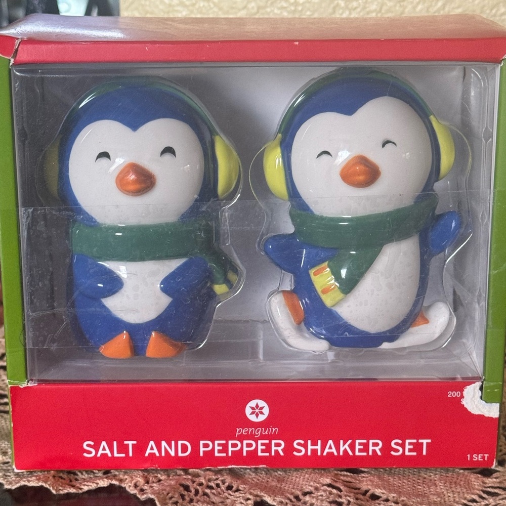 Penguin Christmas Theme Salt & Pepper Shakers